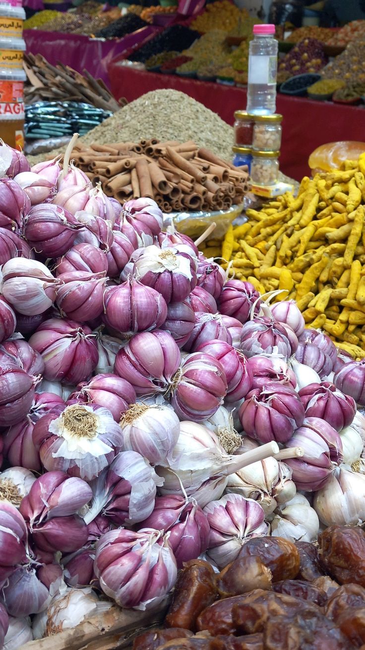 Ail rose, curcuma et cannelle au souk