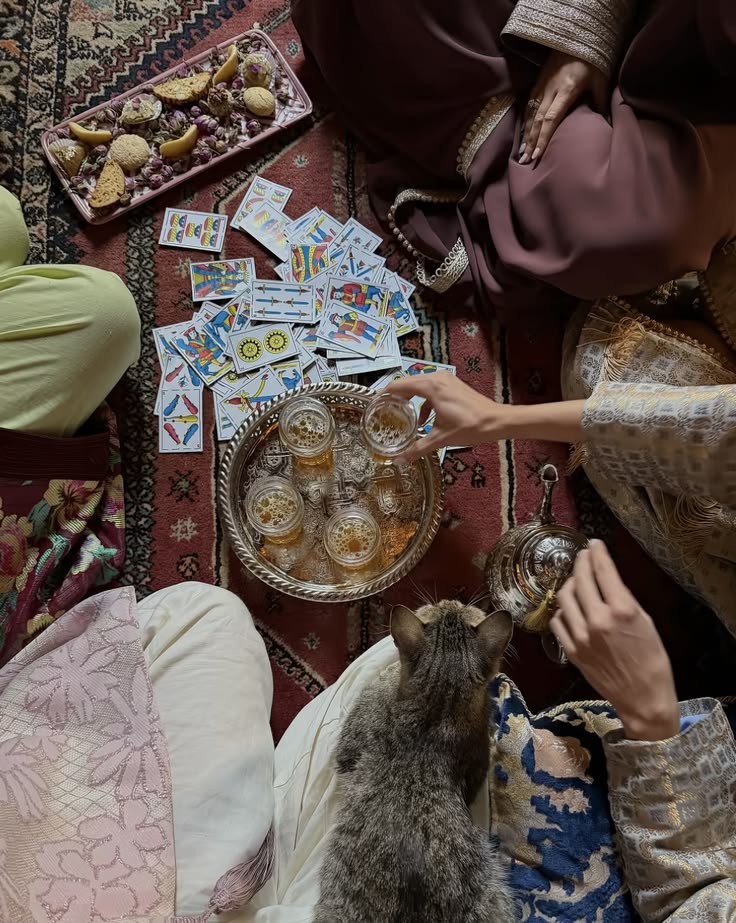 Femmes réunies autour du thé et des cartes