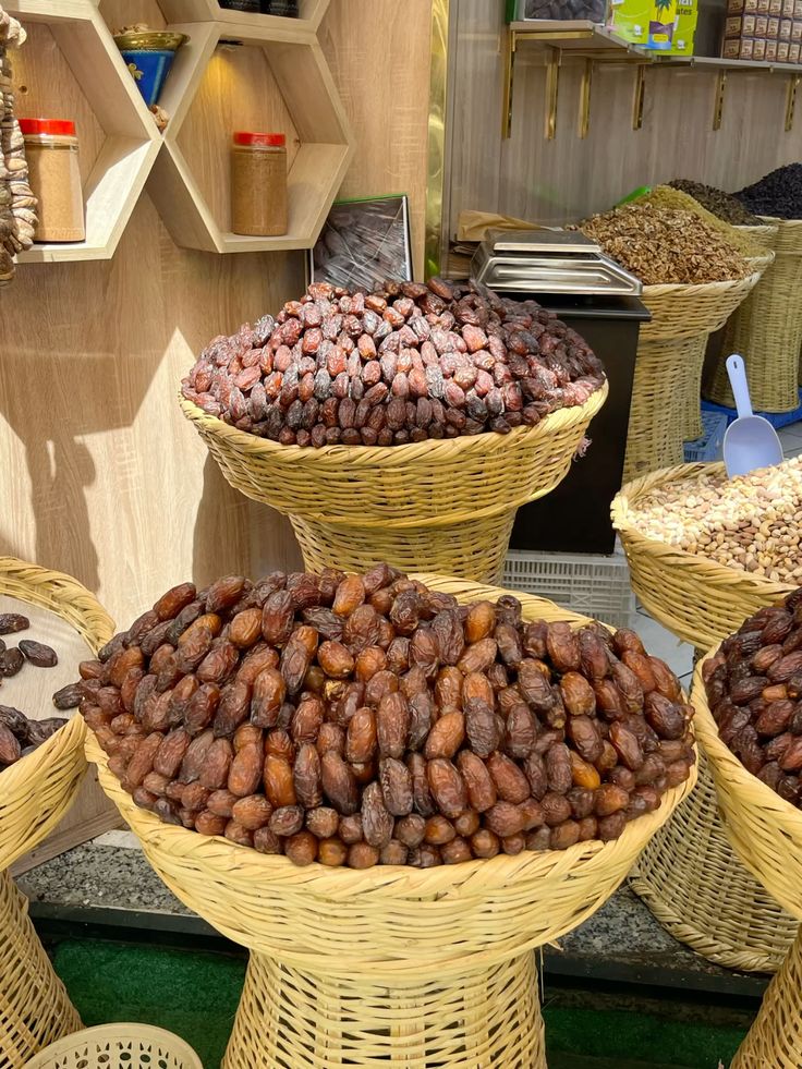 Paniers de dattes au souk