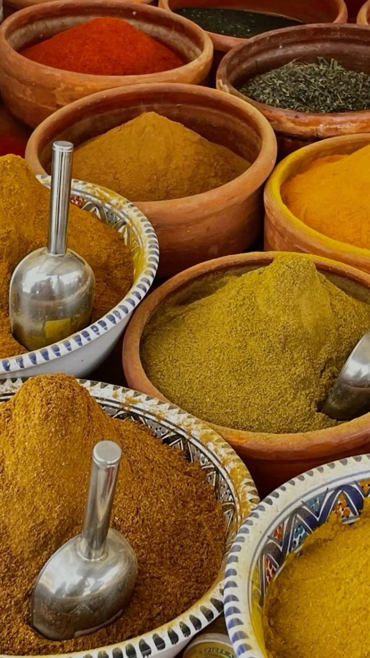Bols d'épices moulues au marché