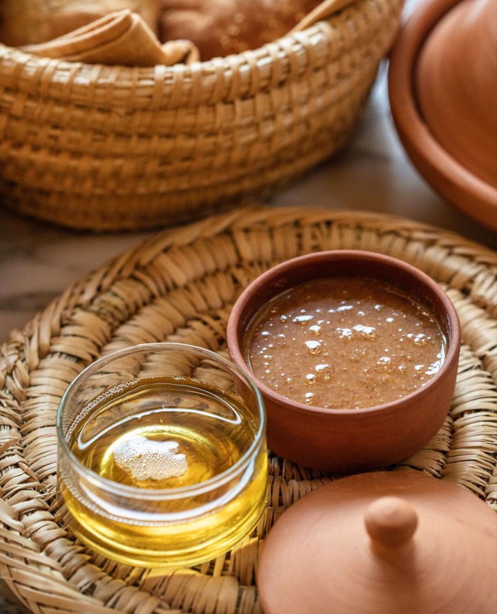 Huile d'argan et amlou dans des bols en terre
