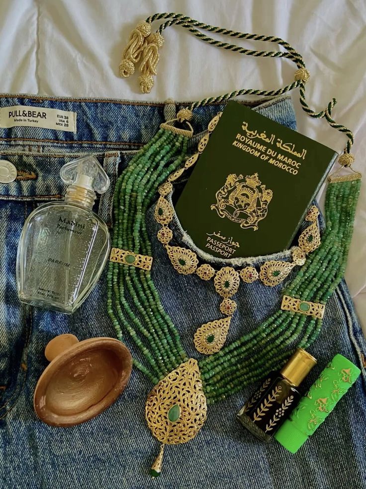 Passeport marocain, bijoux et huile de soin