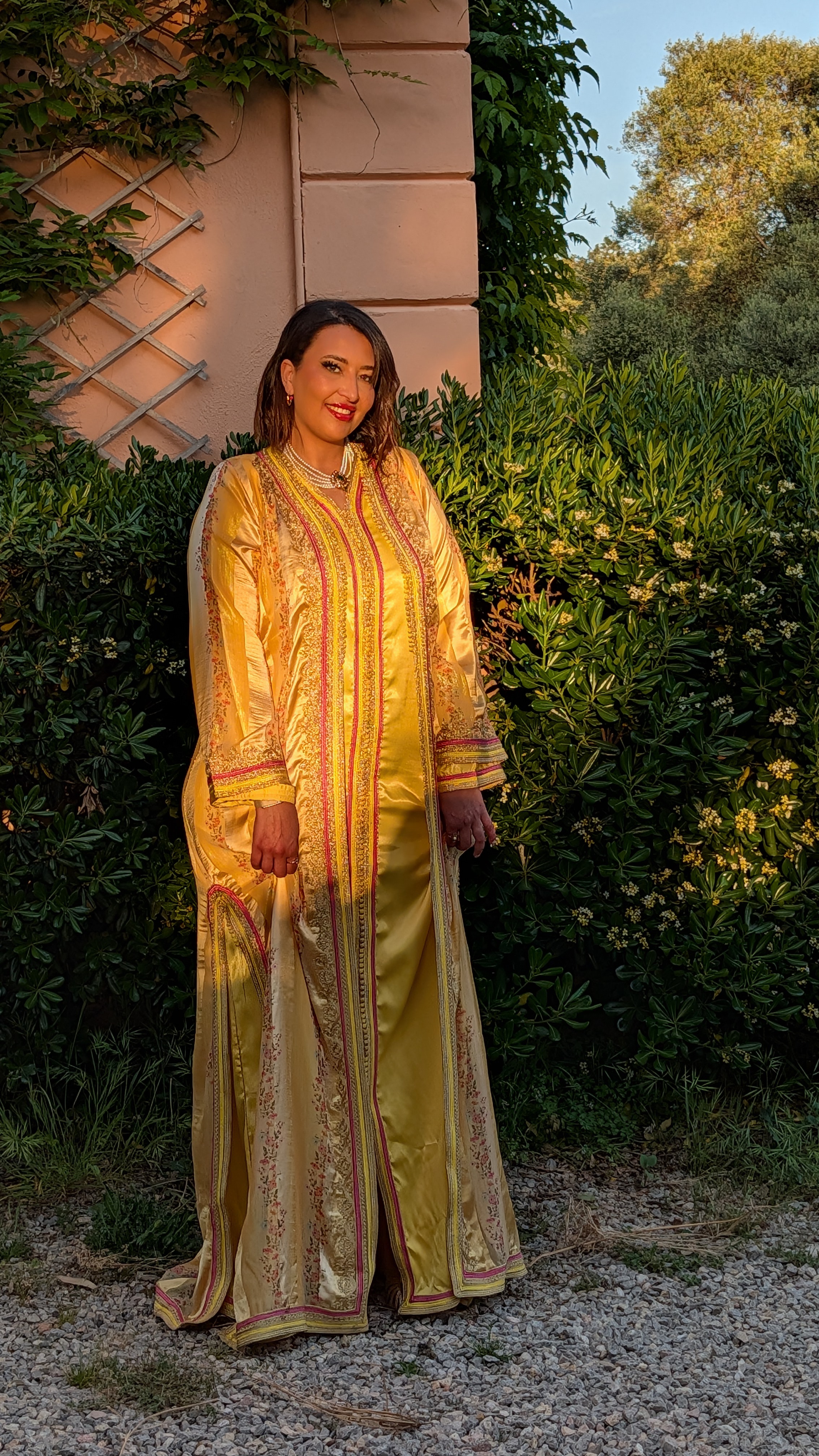 Dr Nour en caftan doré