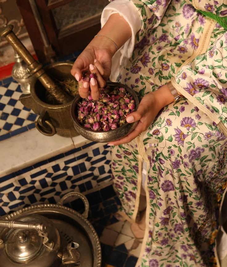 Roses séchées et mortier en cuivre