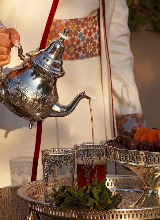 Théière en argent versant le thé à la menthe