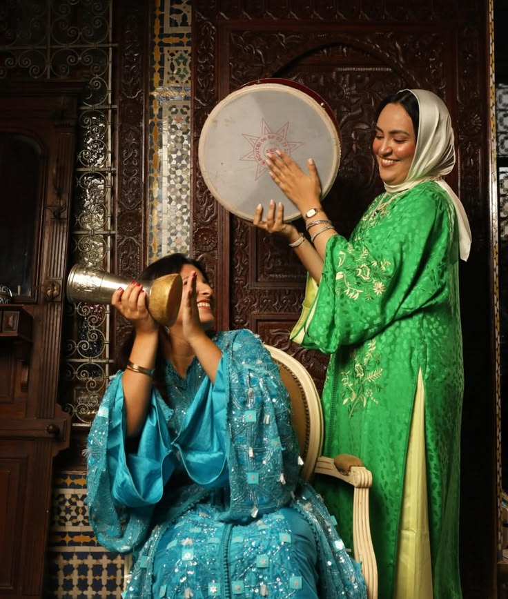 Deux femmes en caftan jouant du bendir