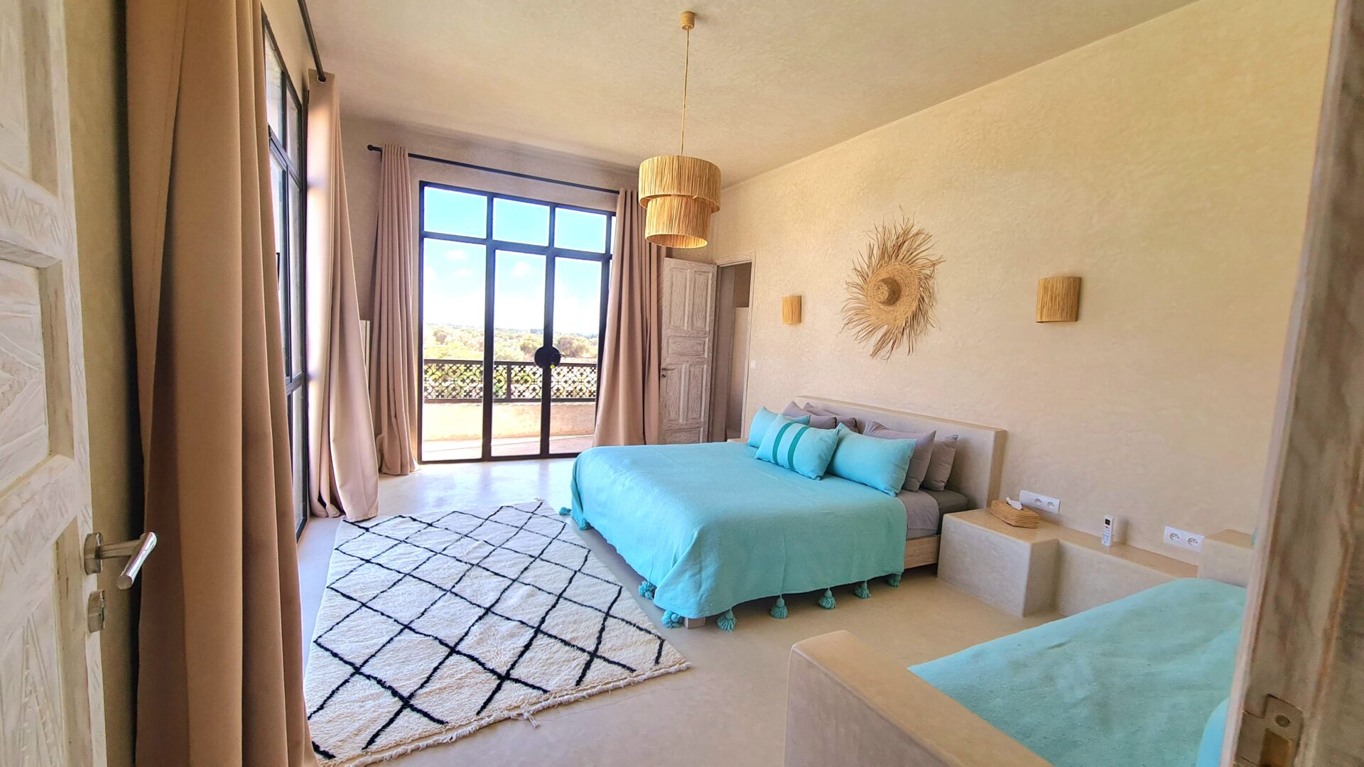 Chambre turquoise ouverte sur la terrasse