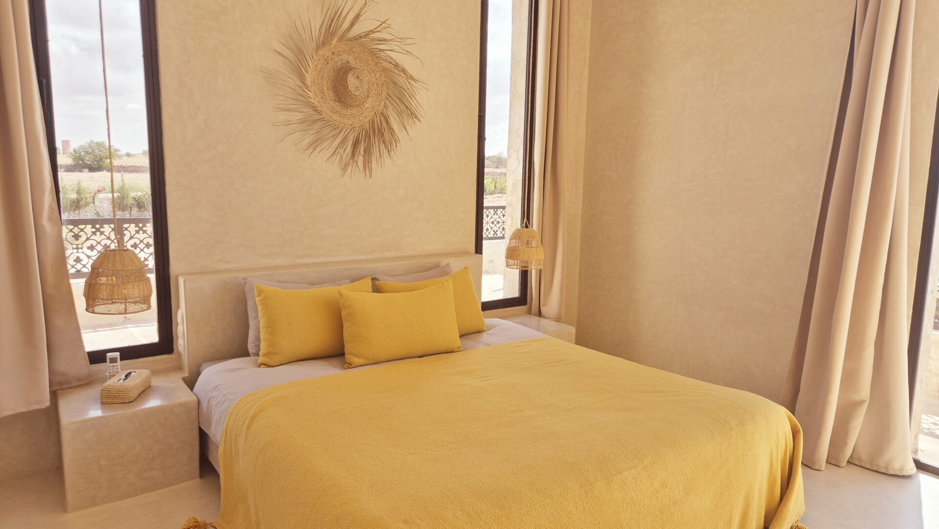 Une chambre de la villa, lumière dorée