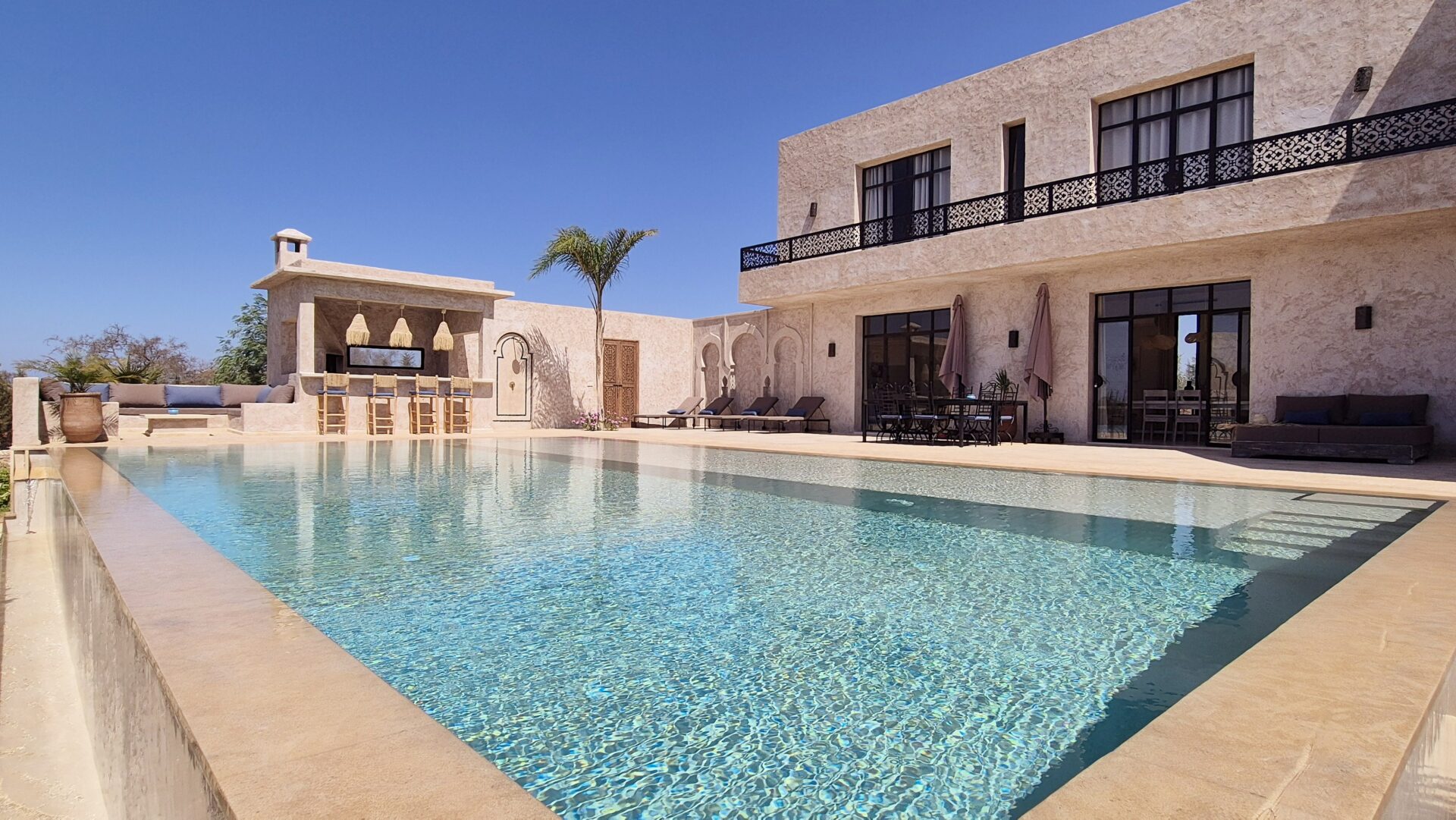 La piscine de la villa, arches et bar en pierre