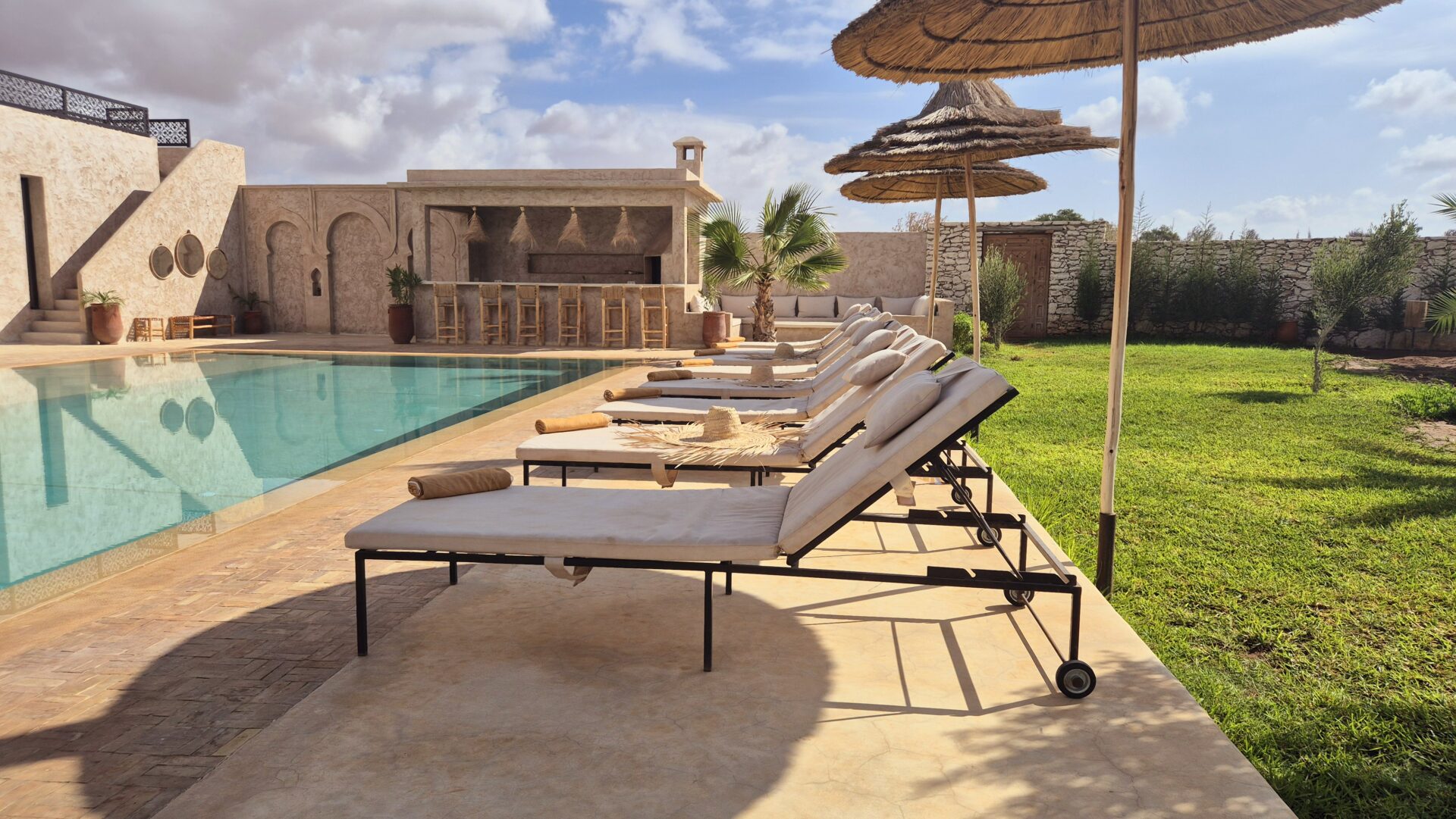 Transats et parasols au bord de la piscine