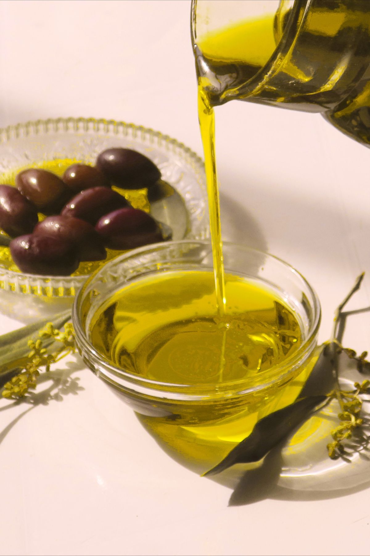 Huile d'olive versée, olives noires